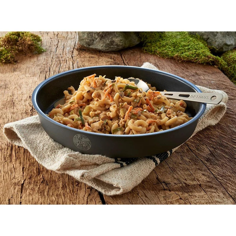 Trek'n äter vegetarisk måltid vilda svampar dehydratiserade överlevnad utomhusmat