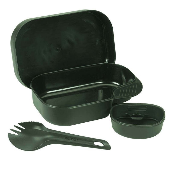 Olivgrön Wildo Camp Box-kit med tallrik, kopp och spork tillverkad av hållbar BPA-fri plast för uteservering.
