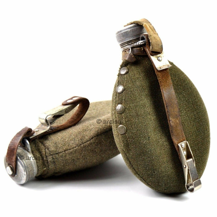 Original WWII Swedish Army dricksflaska i metall med ullpåse och läderrem för militärt bruk.