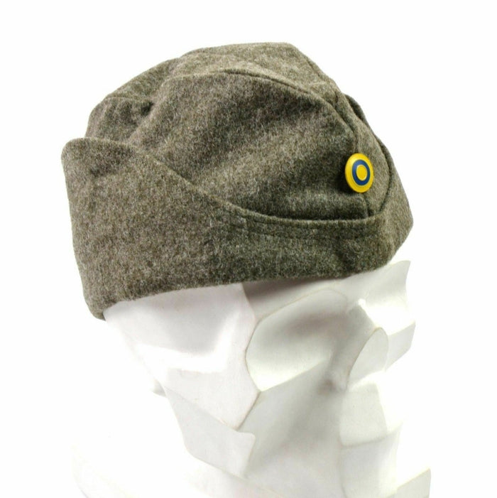 WWII svenska armén vinter ull sidokössa med blått och gult rundell emblem militär fältgarnison hatt